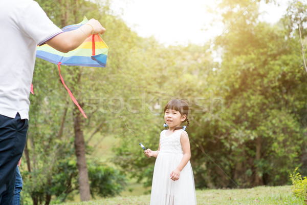 Asya aile uçan uçurtma açık havada etkinlik Stok fotoğraf © szefei