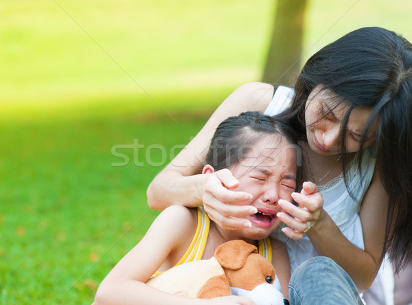 Stok fotoğraf: Ağlayan · küçük · Asya · kız · anne · rahatlatıcı