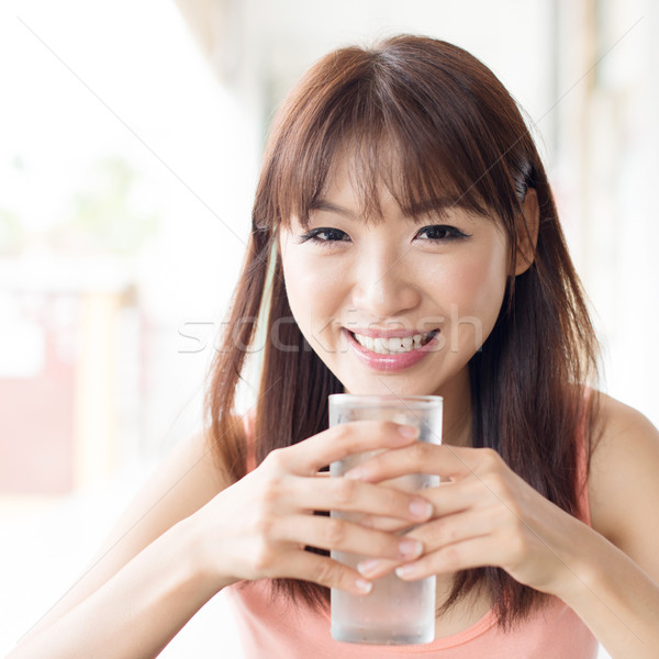 Mulher água potável café feliz asiático menina Foto stock © szefei