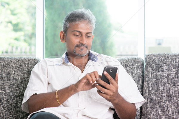 Indian man smartphone social media volwassen vent Stockfoto © szefei
