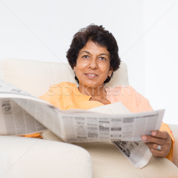 Indian rijpe vrouw lezing krant portret 50s Stockfoto © szefei