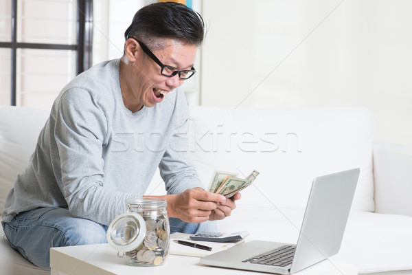 Besparing financiële planning volwassen 50s asian man Stockfoto © szefei