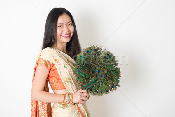 Jeune femme paon plumes fan indian robe Photo stock © szefei
