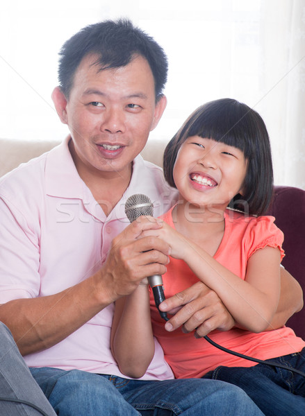 Stockfoto: Gelukkig · asian · familie · zingen · karaoke · zuidoosten