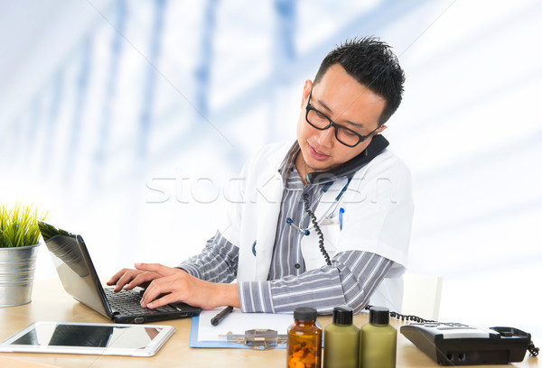 Ocupado sudeste asiático médico médico telefone Foto stock © szefei