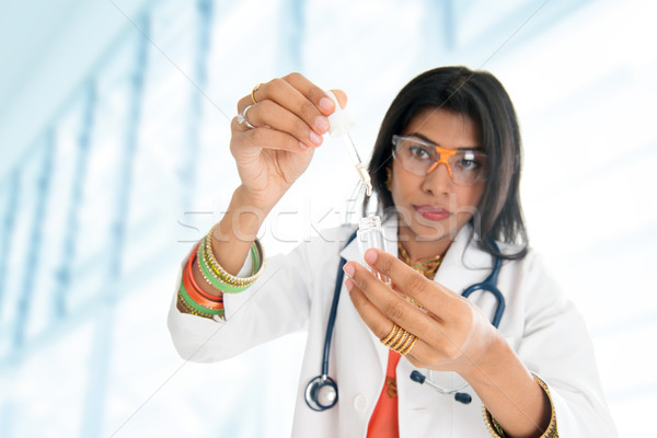 Indian vrouwelijke wetenschappelijk onderzoeker vloeibare Stockfoto © szefei