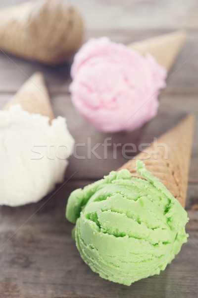 Fagylalttölcsér gyűjtemény különböző fagylalt rusztikus fából készült Stock fotó © szefei