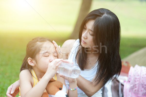 Stockfoto: Moeder · troostend · kind · portret · asian · huilen