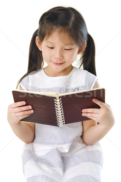 Leitura pequeno asiático menina branco cabelo Foto stock © szefei
