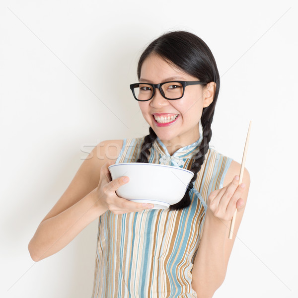Asian chińczyk dziewczyna jedzenie portret pałeczki do jedzenia Zdjęcia stock © szefei