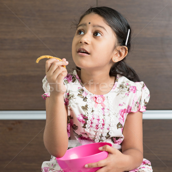 Stockfoto: Indian · meisje · eten · cookie · cute · traditioneel