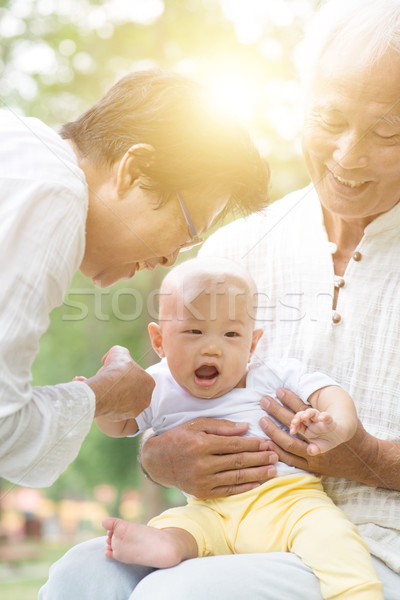 Bunici joc nepot în aer liber fericit Imagine de stoc © szefei