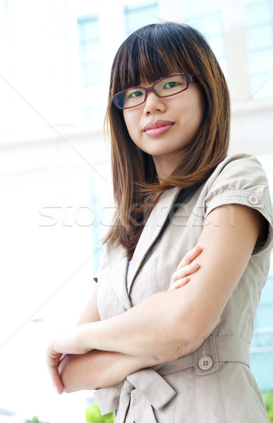 Adulto estudiante las mujeres jóvenes los brazos cruzados pie frente Foto stock © szefei