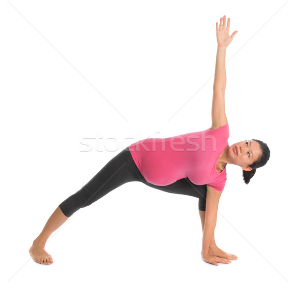 Asiatic gravidă yoga prenatale clasă Imagine de stoc © szefei