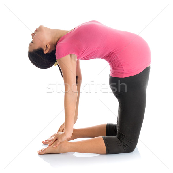 Gravidă yoga pozitie cămilă pune prenatale Imagine de stoc © szefei