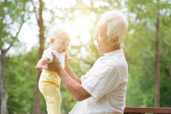 Grootvader kleinkind senior oude man baby asian Stockfoto © szefei