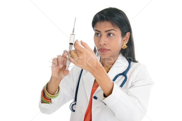 Indian kobiet lekarza strzykawki odizolowany biały Zdjęcia stock © szefei