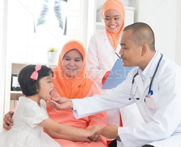 Sudeste asiático médico médico paciente médico do sexo masculino Foto stock © szefei