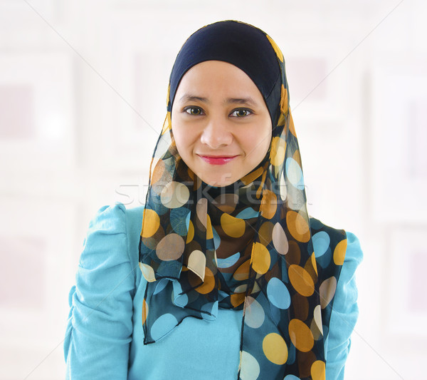 Muszlim lány gyönyörű fiatal mosolyog bent Stock fotó © szefei