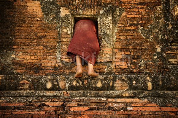 [[stock_photo]]: Bouddhique · moine · escalade · monastère · jeunes