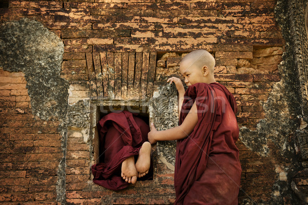 Játékos fiatal kezdő mászik buddhista templom Stock fotó © szefei