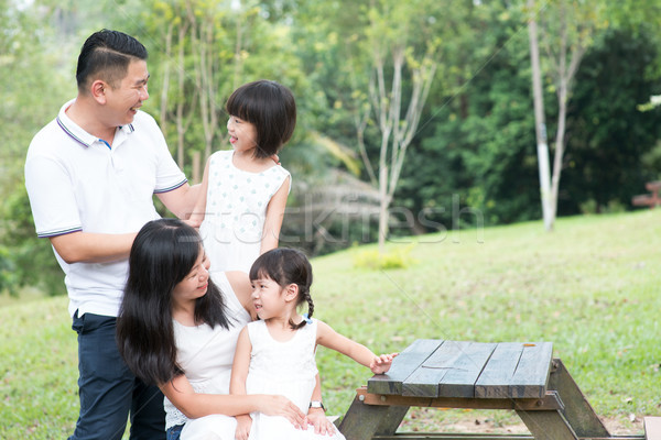 Asian Familienbild leer Tabelle Raum Eltern Stock foto © szefei