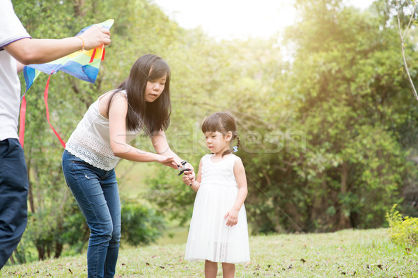 Asian Familie unter Kite Freien Park Stock foto © szefei