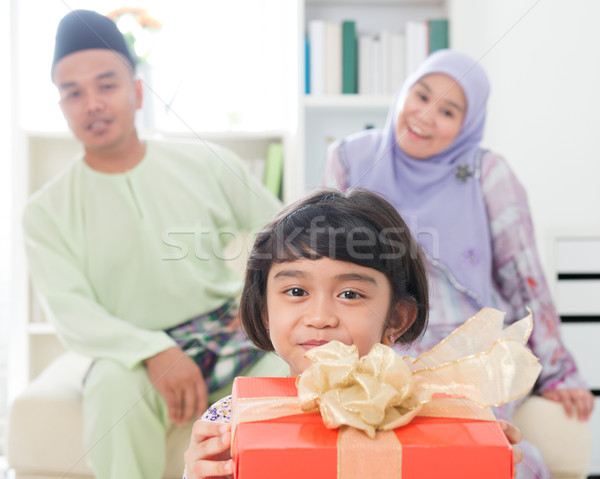 Sudeste asiático menina caixa de presente muçulmano família Foto stock © szefei