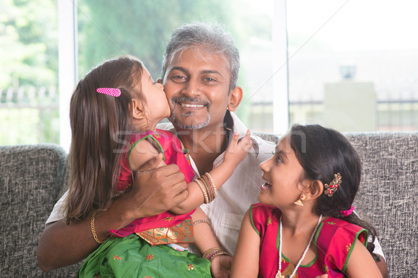 Amor papai feliz indiano casa da família asiático Foto stock © szefei