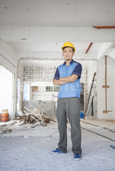 Asiatic muncitor in constructii în picioare casă Imagine de stoc © szefei