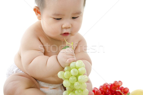 Vegetáriánus baba serpenyő ázsiai játszik gyümölcsök Stock fotó © szefei
