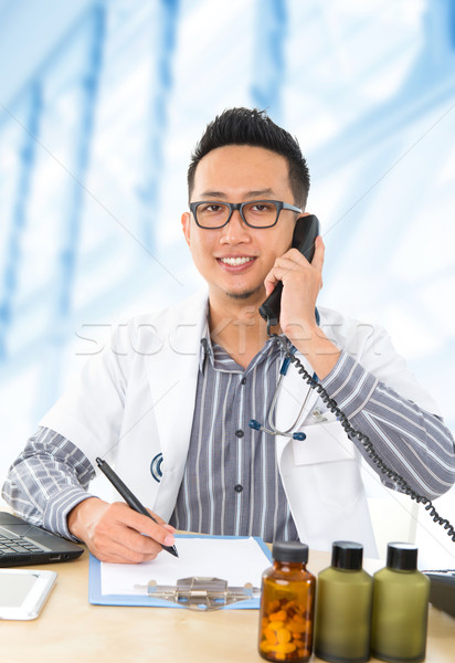 Jovem sudeste asiático médico médico escrita Foto stock © szefei