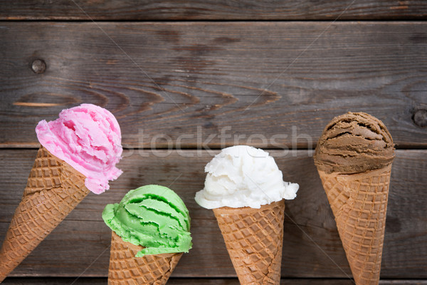 Chocolade vanille aardbei ijs top Stockfoto © szefei