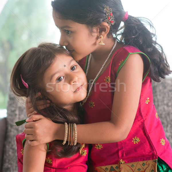 Geschwister Liebe indian Mädchen Küssen Schwester Stock foto © szefei