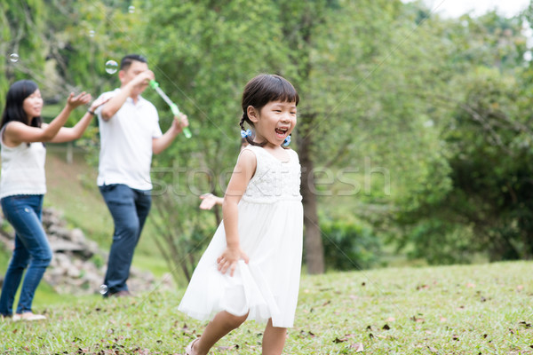 Asiático família bolhas de sabão pais crianças Foto stock © szefei