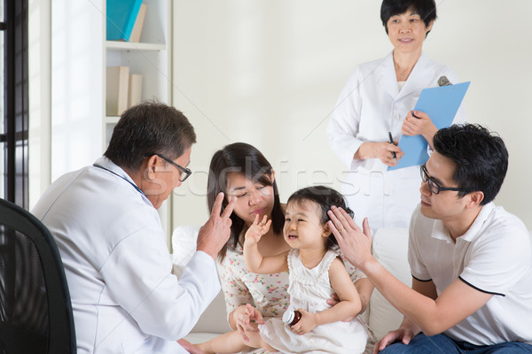Stock foto: Kinderarzt · Familie · konsultieren · Arzt · Patienten · Gesundheitswesen