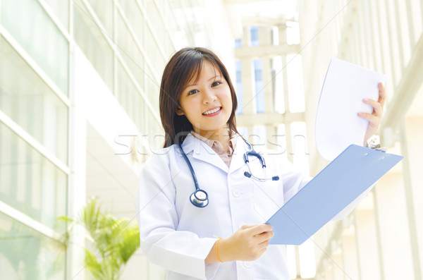 Háziorvos orvos fiatal női tart ír Stock fotó © szefei