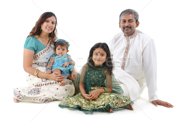 Traditional indian familie fericit şedinţei alb Imagine de stoc © szefei