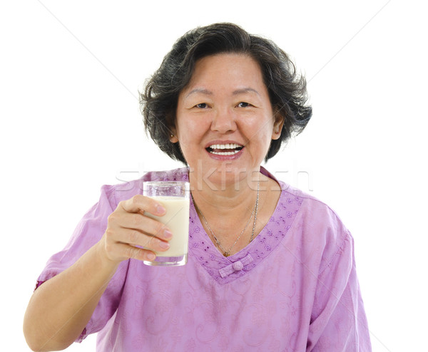 Içme soya sütü Asya kıdemli kadın Stok fotoğraf © szefei