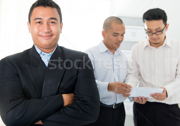 Foto stock: Sudeste · asiático · homens · de · negócios · escritório · reunião · laptop