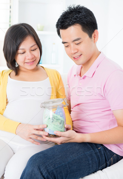 Pénzügyi tervezés ázsiai család fiatal terhes pár Stock fotó © szefei