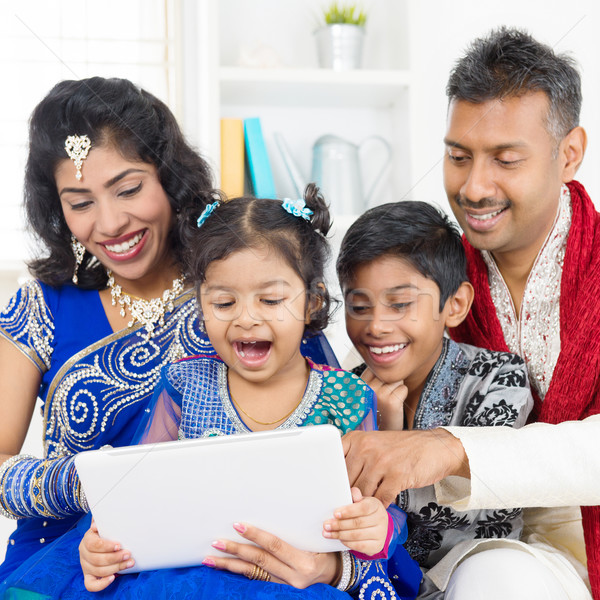 [[stock_photo]]: Indian · famille · numérique · ordinateur · comprimé · maison