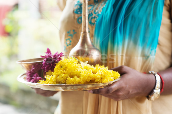 Indian religiösen Mädchen traditionellen Platte Blumen Stock foto © szefei