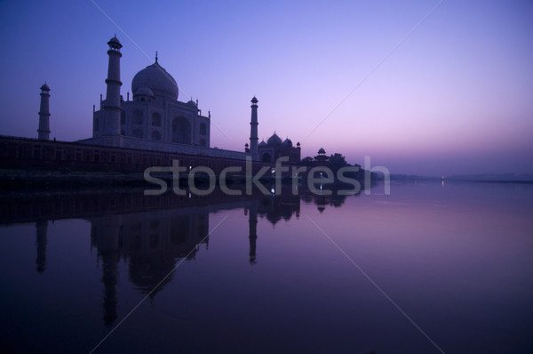 Taj Mahal crepúsculo vista agua reflexión cielo Foto stock © szefei