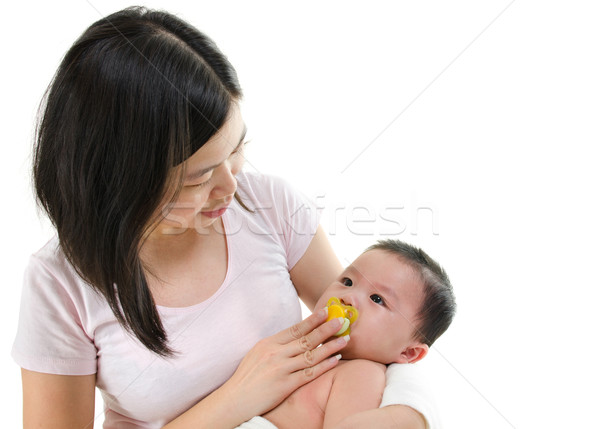 Réconfortant pleurer bébé asian mère calme Photo stock © szefei