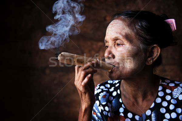 Stockfoto: Oude · asian · vrouw · roken · traditioneel