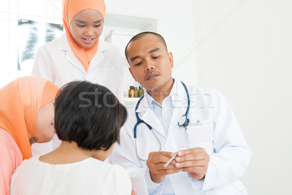 Gyerekek láz orvos kislányok hőmérséklet kórház Stock fotó © szefei