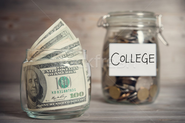 Pénzügyi főiskola címke dollár érmék üveg Stock fotó © szefei