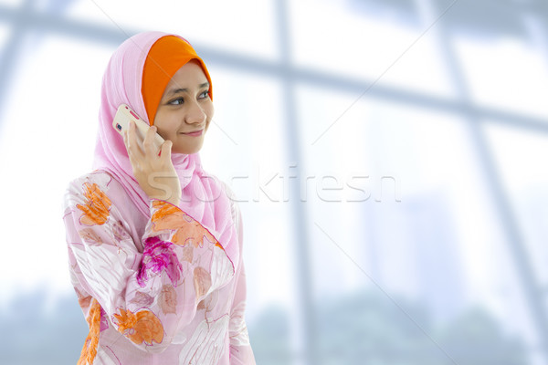 Telefon muszlim üzletasszony néz oldal nő Stock fotó © szefei