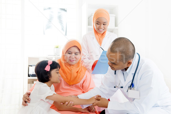 Asian medizinischen Arzt Patienten Südosten Kind Stock foto © szefei